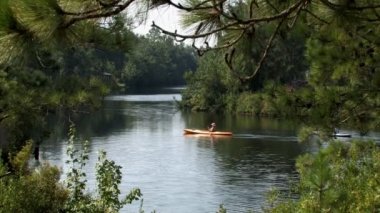 bir dere üzerinde kanocu
