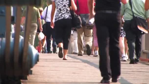 Les navetteurs traversent le pont de la rue Smithfield à Pittsburgh, PA — Video