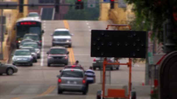 Tráfico en el centro de Pittsburgh, PA — Vídeo de stock