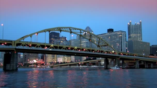 De pittsburgh skyline in de nacht — Stockvideo