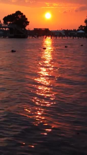 Vertikální západ slunce. — Stock video