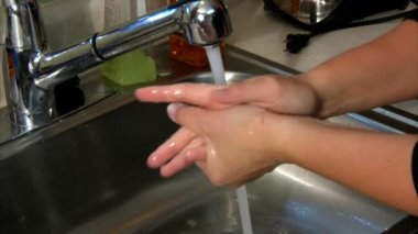 Bir kadın ellerini yıkar.