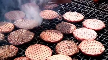 Mangalda hamburger çeviriyorum.