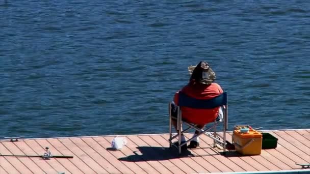 Un pêcheur par un après-midi d'été paresseux — Video