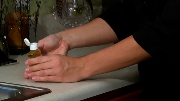 Женщина применяет антибактериальный лосьон для рук — стоковое видео