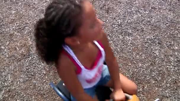 Una giovane ragazza gioca al parco giochi . — Video Stock