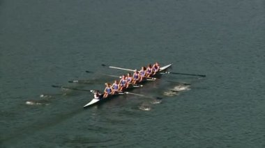 ekip ekip üyeleri hazırlamak ve pittsburgh'ın kuzey kıyısında allegheny Nehri üzerindeki satır regatta yarış