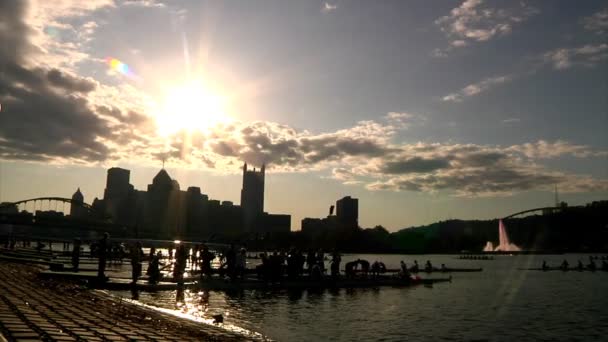 Członkowie zespołu załoga przygotować i wyścig w regatach wiersz allegheny River w pittsburgh north shore — Wideo stockowe