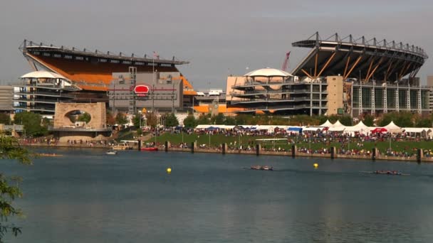 Os membros da equipa preparam-se e correm na Regata Row, no Rio Allegheny, na costa norte de Pittsburgh — Vídeo de Stock