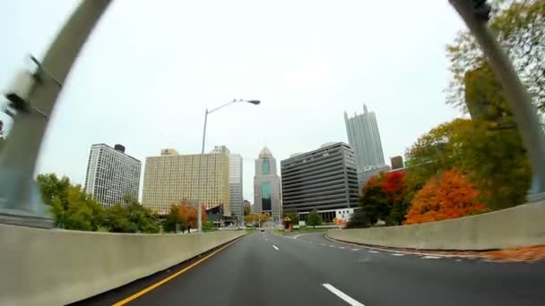 За рулем в центре Питтсбурга — стоковое видео