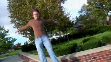 bir erkek üniversite öğrencileri atlar kamera ve gülümsüyor doğru.