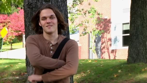 Um estudante masculino olha com confiança para a câmera — Vídeo de Stock