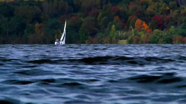 Jachtaři na jezeře arthur v morénových státního parku na podzim — Stock video