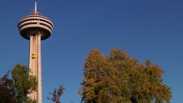 Aufzüge steigen in den Skylon-Turm in Niagarafällen — Stockvideo