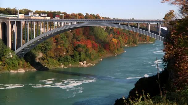 El puente del arco iris en la frontera internacional entre Estados Unidos y Canadá — Vídeo de stock