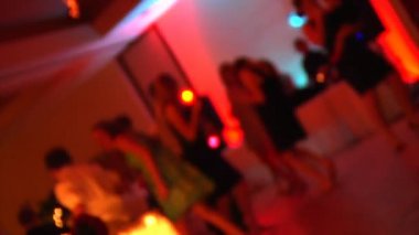 Düğün resepsiyonunda dansçılar.