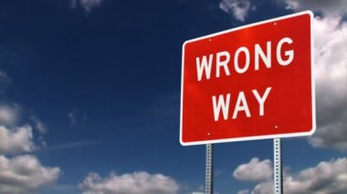 yanlış bir yol yol işaret zaman sukut bulutlar ile