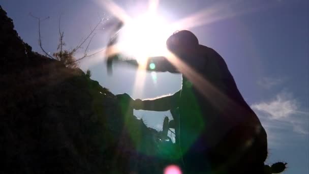 Egy ember vésők sziklák a sivatagban. — Stock videók