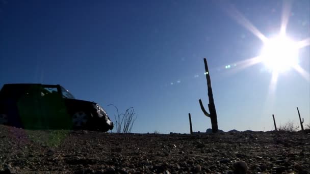 在亚利桑那州沙漠中驾驶越野. — 图库视频影像