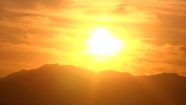 Zeitraffer bei Sonnenuntergang über einem Arizonaberg. — Stockvideo