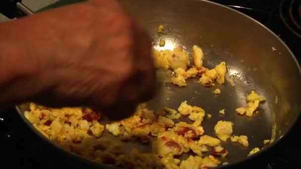Frying eggs and rice — Stock Video