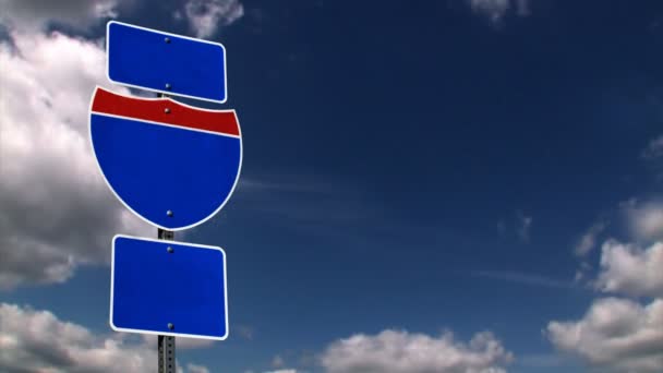 Un panneau Interstate vierge avec des nuages temporels — Video