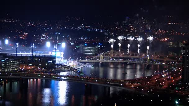 Los fuegos artificiales explotan sobre Pittsburgh — Vídeo de stock