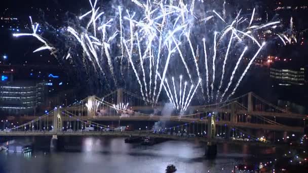 Fireworks explode over Pittsburgh — Stock Video