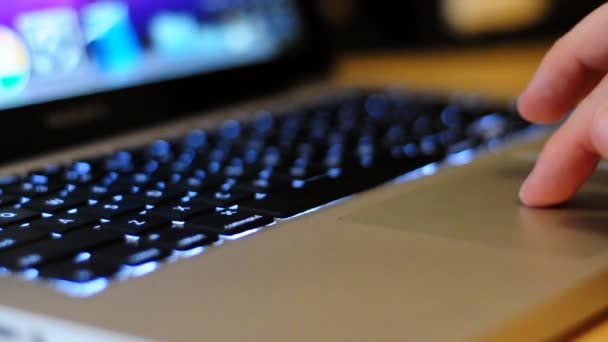 Typing on a laptop. Shallow depth of field. — Stock Video