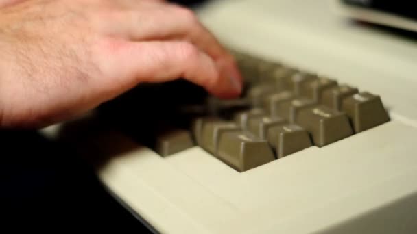 На компьютере старого образца 1980-х. . — стоковое видео