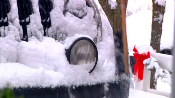 雪后清理一辆吉普车. — 图库视频影像