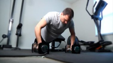 bir adam işleri-onun ev jimnastik salonu içinde out