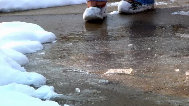 Розтягування солі на крижаному тротуарі . — стокове відео