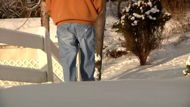 Un uomo, camminando nella neve, scivola e cade. a manovella . — Video Stock