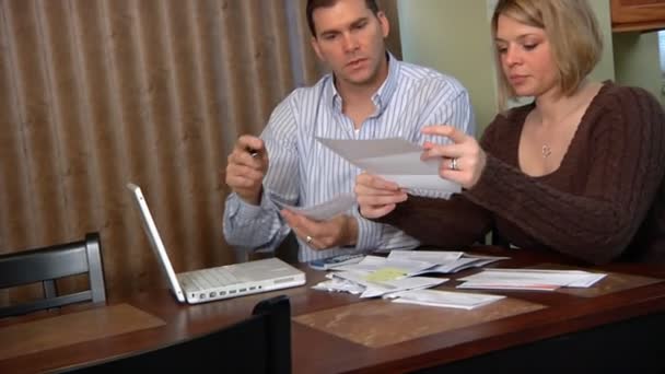 Mann und Frau beunruhigt über Rechnungen. — Stockvideo