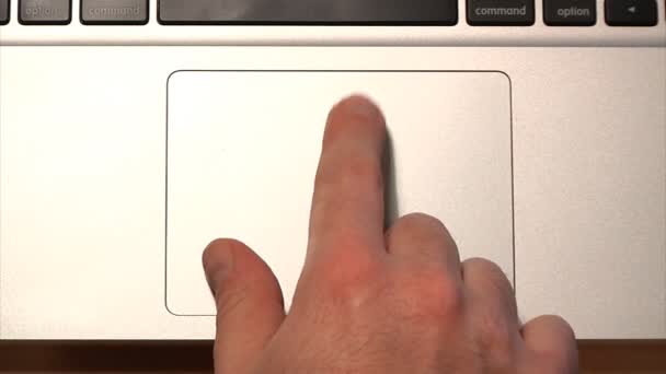 Demostración de los diversos usos del trackpad multigesto de un ordenador portátil . — Vídeo de stock