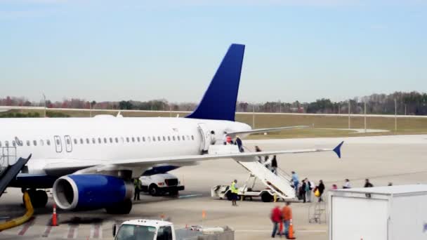 Tijd lapse schot van passagiers aan boord van een vliegtuig op de startbaan. — Stockvideo