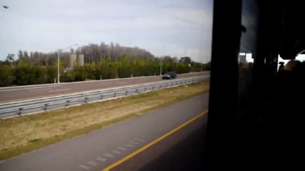 Tomar un autobús desde o hacia el aeropuerto . — Vídeo de stock