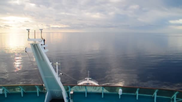Bir yolcu gemisi denize dock ve kafa dışarı bırakır — Stok video