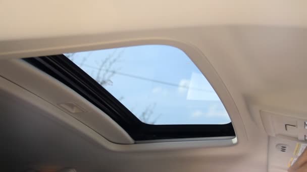 Abrir e fechar o teto solar de um veículo . — Vídeo de Stock