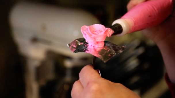 Een vrouw maakt bloemen uit voor een cake glimmertjes — Stockvideo