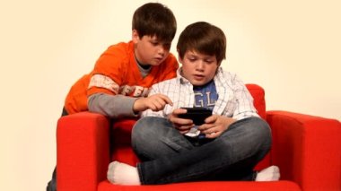 iki genç erkek el video oyunu oyna.