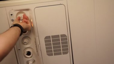 bir uçak koltuğu okuma ışığı açma.