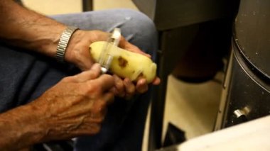 kesme ve Soyma patates-pierogis kazanmak için.