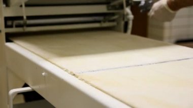 bir makine hamur düzleştirir.