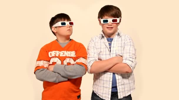 Dos chicos jóvenes usan gafas 3D . — Vídeos de Stock