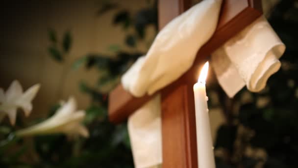 svíčka poblíž kříže v kostele na Velikonoce.