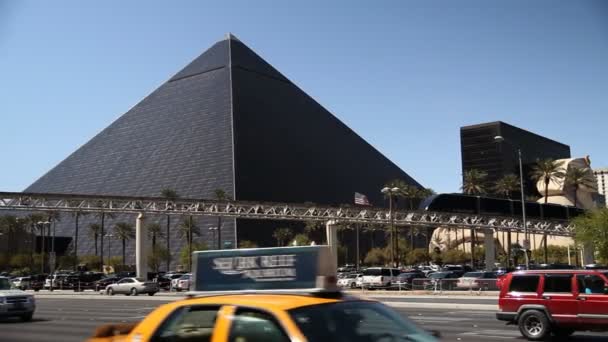 The Luxor casino and hotel in Las Vegas. — Stock Video
