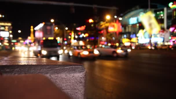 Tráfico desenfocado en The Strip en Las Vegas, Nevada . — Vídeo de stock