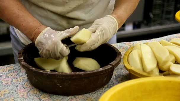 Snijden en peeling aardappelen zodat pierogis. — Stockvideo